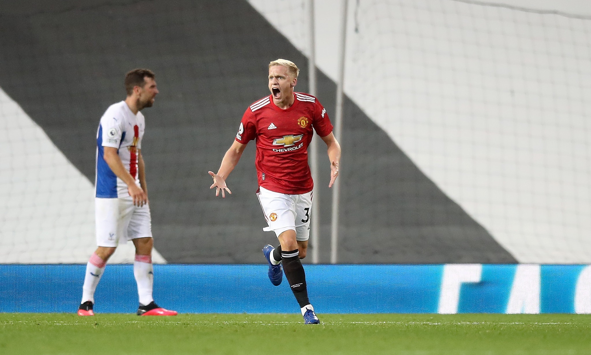 Đây là hình ảnh ăn mừng cuồng nhiệt của Van de Beek khi ghi bàn thắng đầu tiên cho Man United trong trận đấu chính thức đầu tiên, trước chính đối thủ Crystal Palace mà Quỷ đỏ sẽ gặp trong trận đấu tối nay.